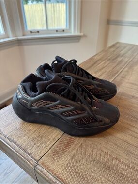 Adidas Yeezy 700 V3